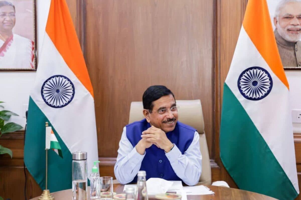 धर्मेंद्र प्रधान के बाद प्रल्हाद जोशी को ही क्यों बनाया गया नया शिक्षा मंत्री जानिए पीएम मोदी का प्लान