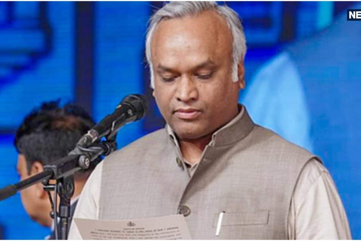 प्रियांक खरगे को किसने दी इतिहास पढ़ने की नसीहत इंदिरा गांधी ने सावरकर के बारे में वीर क्यों बोला