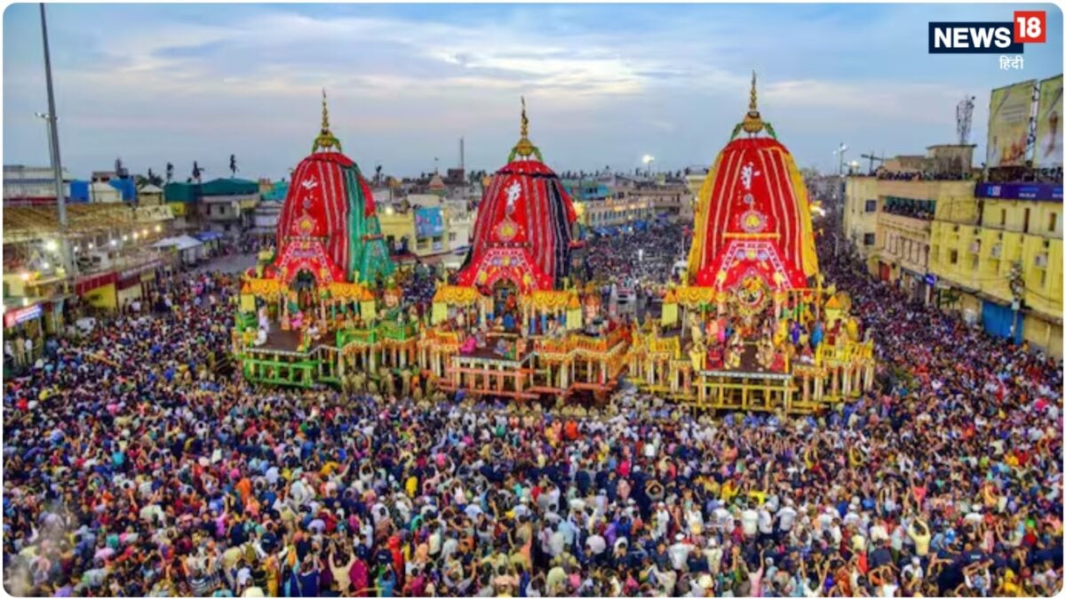 मौसी के घर गुंडिचा मंदिर पहुंचे महाप्रभु जगन्नाथ, बलभद्र और देवी सुभद्रा, रथयात्रा के रंग मौसी के घर गुंडिचा मंदिर पहुंचे महाप्रभु जगन्नाथ, बलभद्र और देवी सुभद्रा, रथयात्रा के रंग