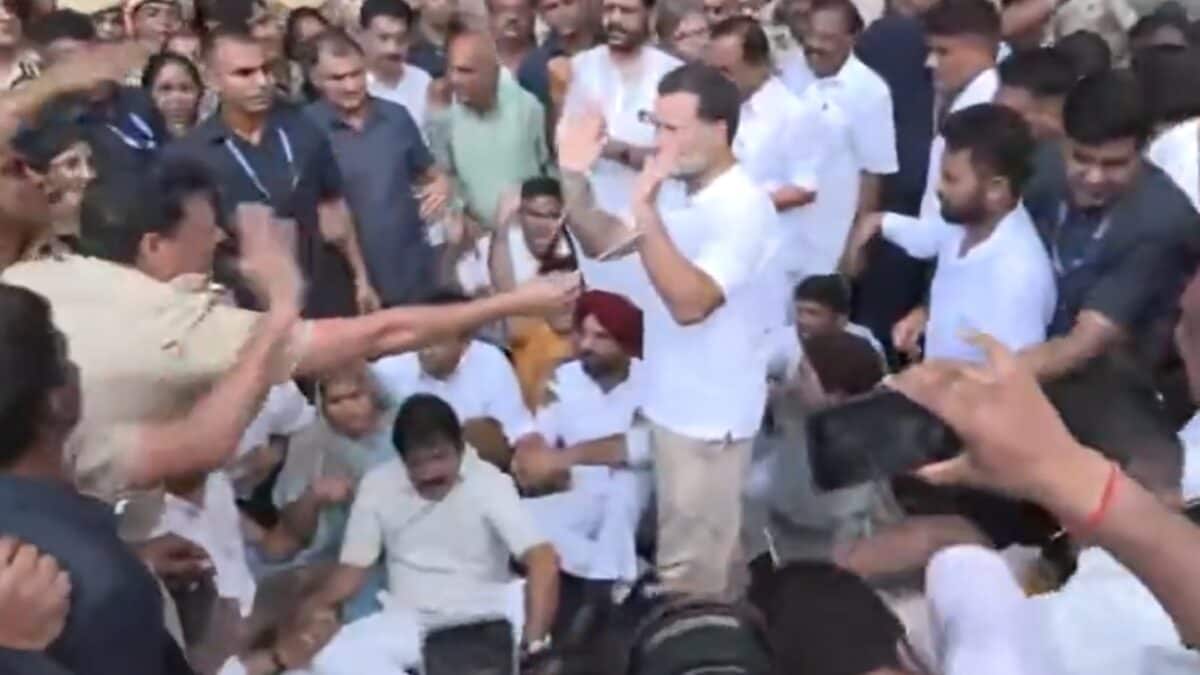 Rahul Gandhi PM House Protest Live Updages: Rahul Gandhi Protest: पीएम आवास के बाहर धरने पर बैठे राहुल गांधी, बहन प्रियंका-खरगे समेत कई नेता भी हैं सा Rahul Gandhi PM House Protest Live Updages: Rahul Gandhi Protest: पीएम आवास के बाहर धरने पर बैठे राहुल गांधी, बहन प्रियंका-खरगे समेत कई नेता भी हैं सा