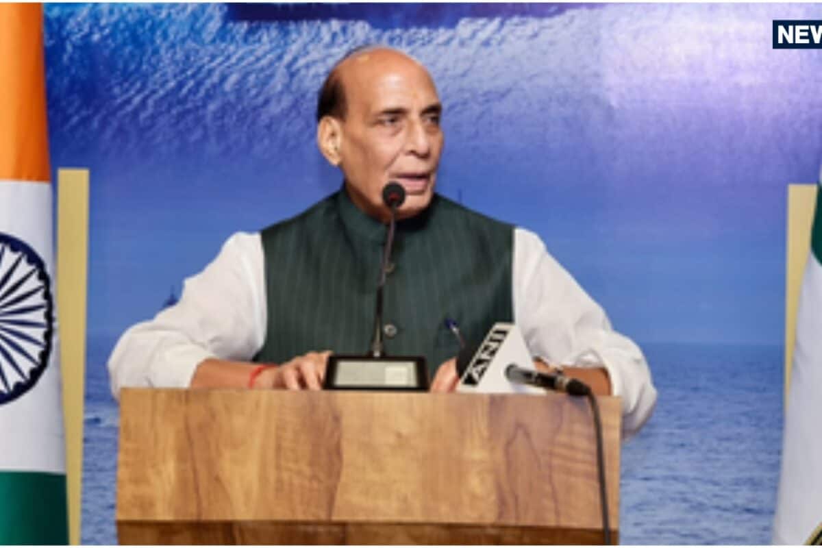 हिंद महासागर हमारा आंगन है नेवी चीफ की मौजूदगी में राजनाथ सिंह ने दिया संकेत बिना ऐलान भी लड़े जाते हैं जंग