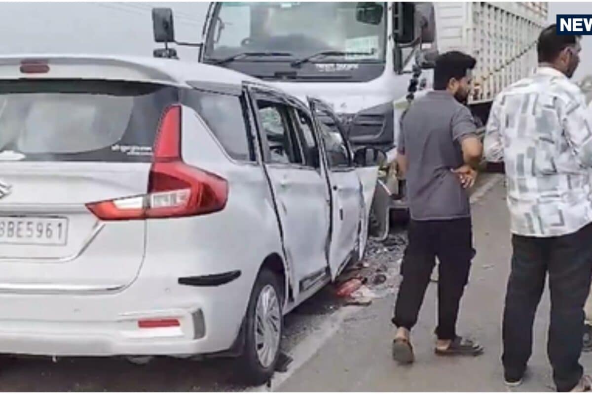 अस्थि विसर्जन से पहले पसरा मातम गुजरात के जूनागढ़ में खड़े ट्रक से भिड़ी कार एक ही परिवार के 4 की मौत