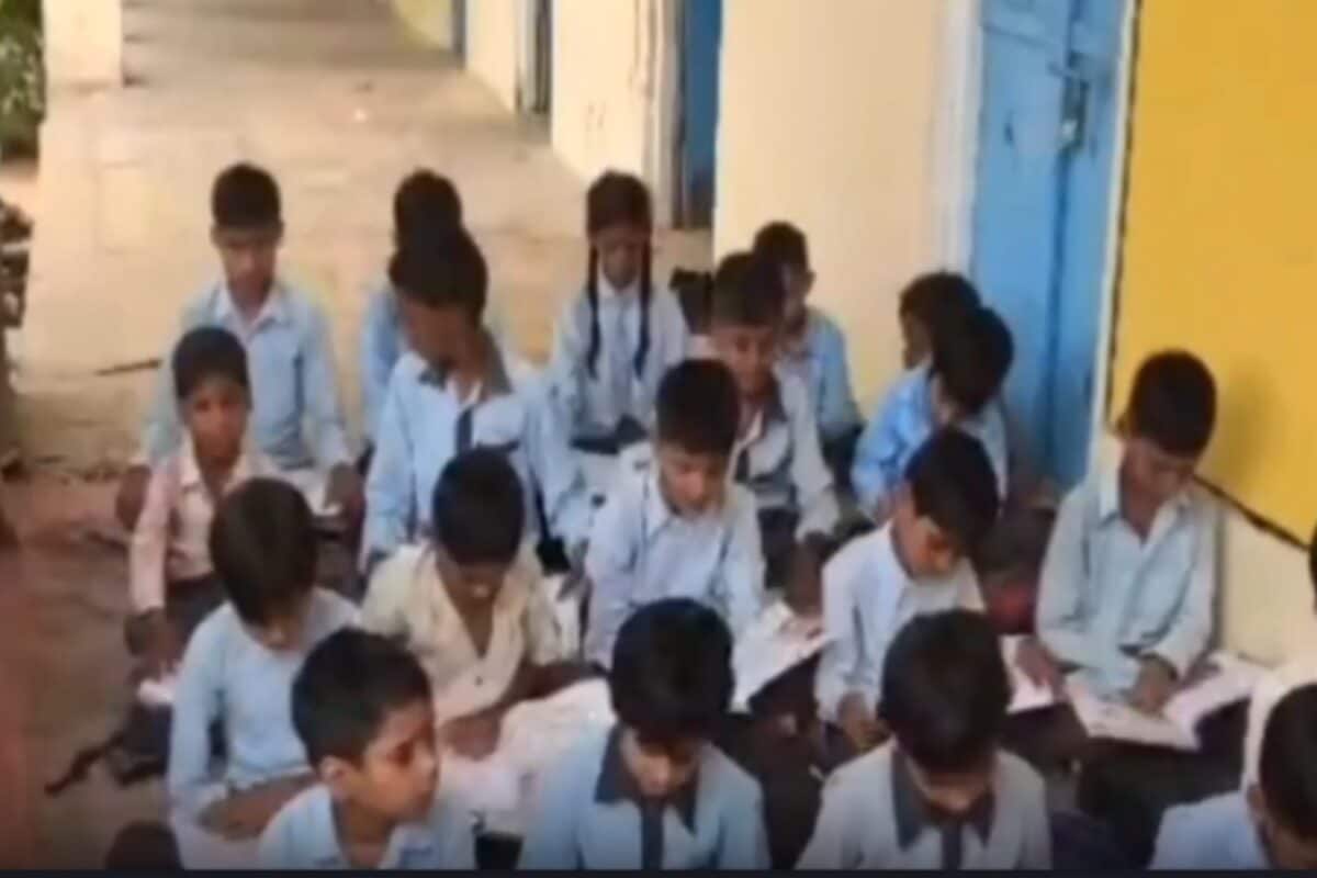 Jhunjhunu News: चार कमरों में सिमटी 12 कक्षाएं, बरामदों और टिन शेड तले पढ़ने को मजबूर 130 विद्यार्थी