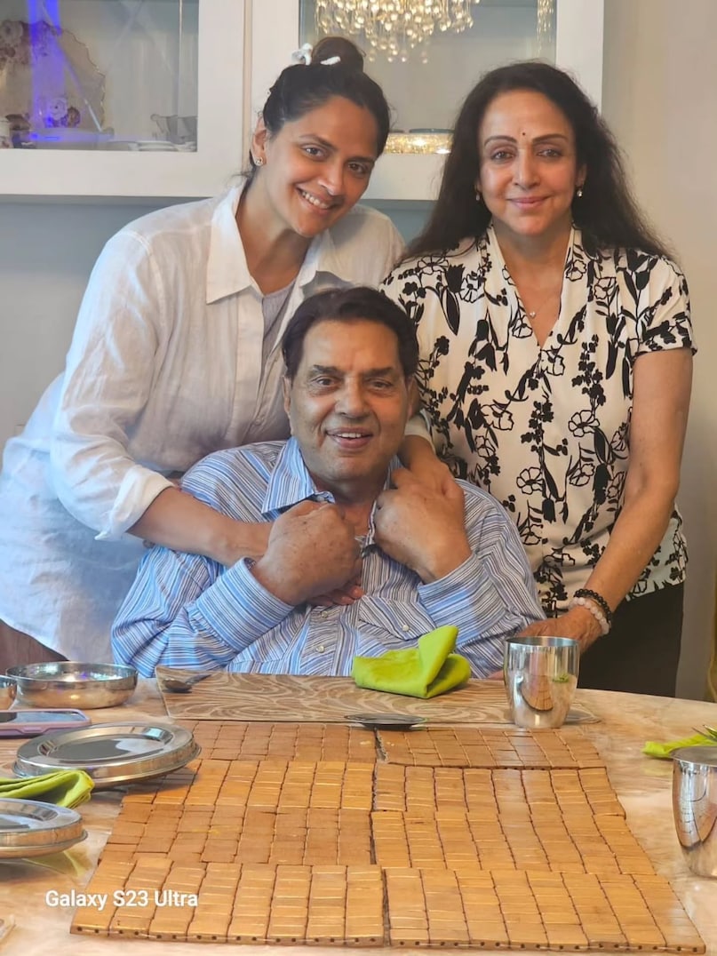 Hema Malini, Hema Malini diamond jubilee celebrations, Hema Malini gets emotional again while remembering Dharmendra, hema malini first husband, hema malini dharmendra love story, हेमा मालिनी, हेमा मालिनी की डायमंड जुबली का जश्न, धर्मेंद्र को याद करते हुए फिर भावुक हुईं हेमा मालिनी, हेमा मालिनी के पहले पति, हेमा मालिनी और धर्मेंद्र की लव स्टोरी