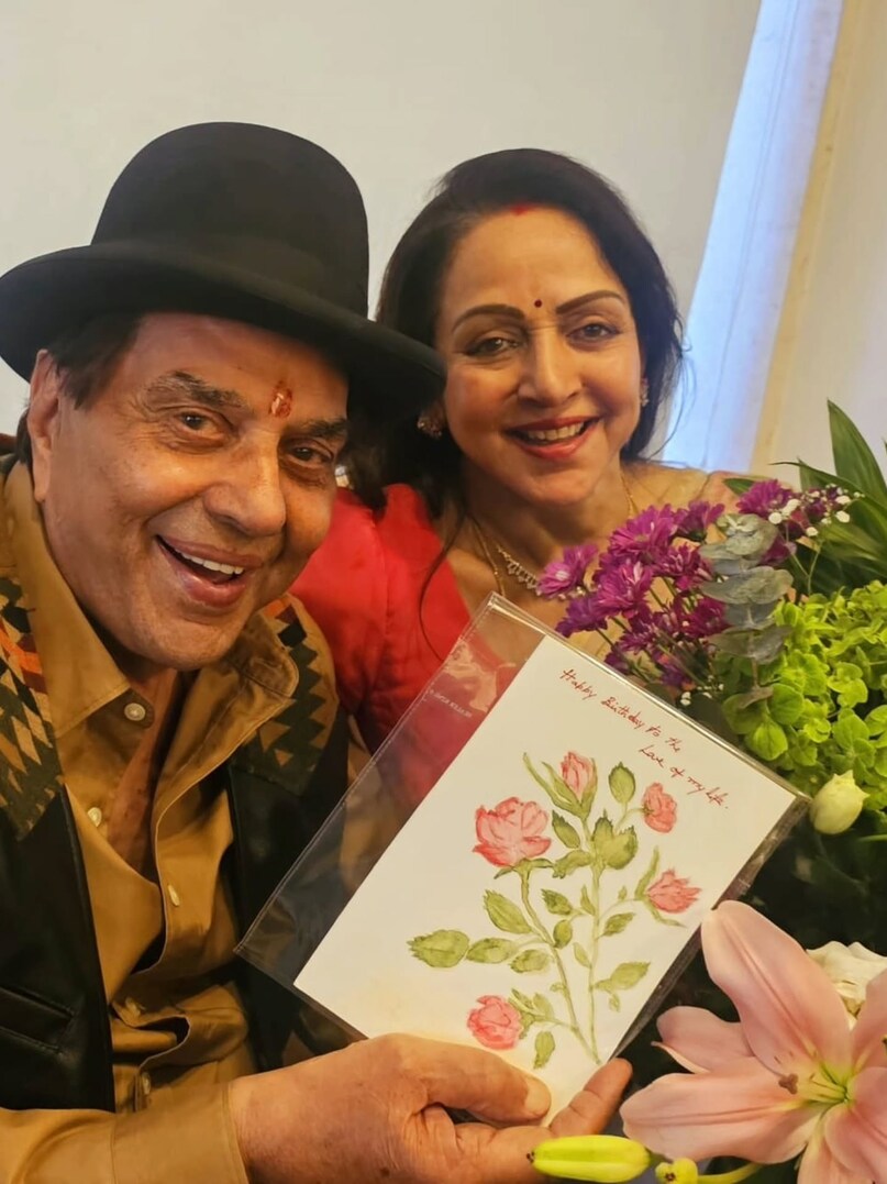 Hema Malini, Hema Malini diamond jubilee celebrations, Hema Malini gets emotional again while remembering Dharmendra, hema malini first husband, hema malini dharmendra love story, हेमा मालिनी, हेमा मालिनी की डायमंड जुबली का जश्न, धर्मेंद्र को याद करते हुए फिर भावुक हुईं हेमा मालिनी, हेमा मालिनी के पहले पति, हेमा मालिनी और धर्मेंद्र की लव स्टोरी