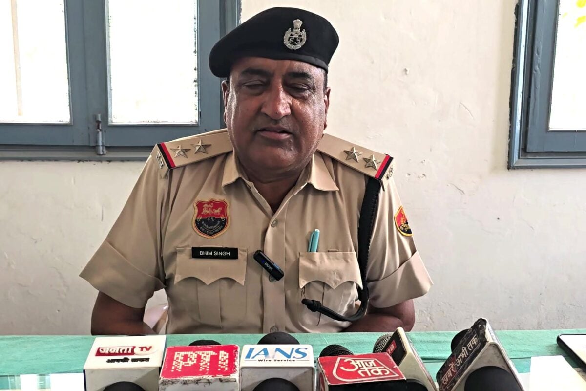 चरखी दादरी में मर्डर, पहले स्कॉर्पियो से गिराया फिर गली में गोलियों से भूना, युवक की मौत, मां गंभीर रूप से घायल