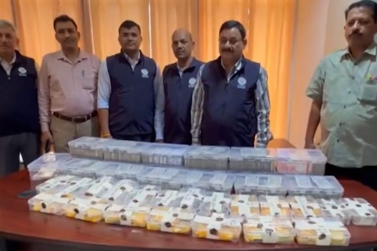 लखनऊ में मिला कुबेर का खजाना यूपी चुनाव से पहले पूर्व ARTO के घर 13 किलो सोना और नोटों के बंडल देख उड़े होश!