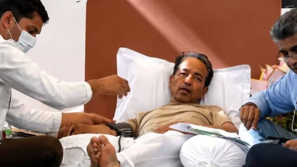sonam wangchuk news: सोनम वांगचुक को लेकर बड़ी खबर, अस्पताल से डिस्चार्ज होते ही सीधे दिल्ली में यहां पहुंचेंगे, कॉकरोचों से मिलेंगे? sonam wangchuk news: सोनम वांगचुक को लेकर बड़ी खबर, अस्पताल से डिस्चार्ज होते ही सीधे दिल्ली में यहां पहुंचेंगे, कॉकरोचों से मिलेंगे?