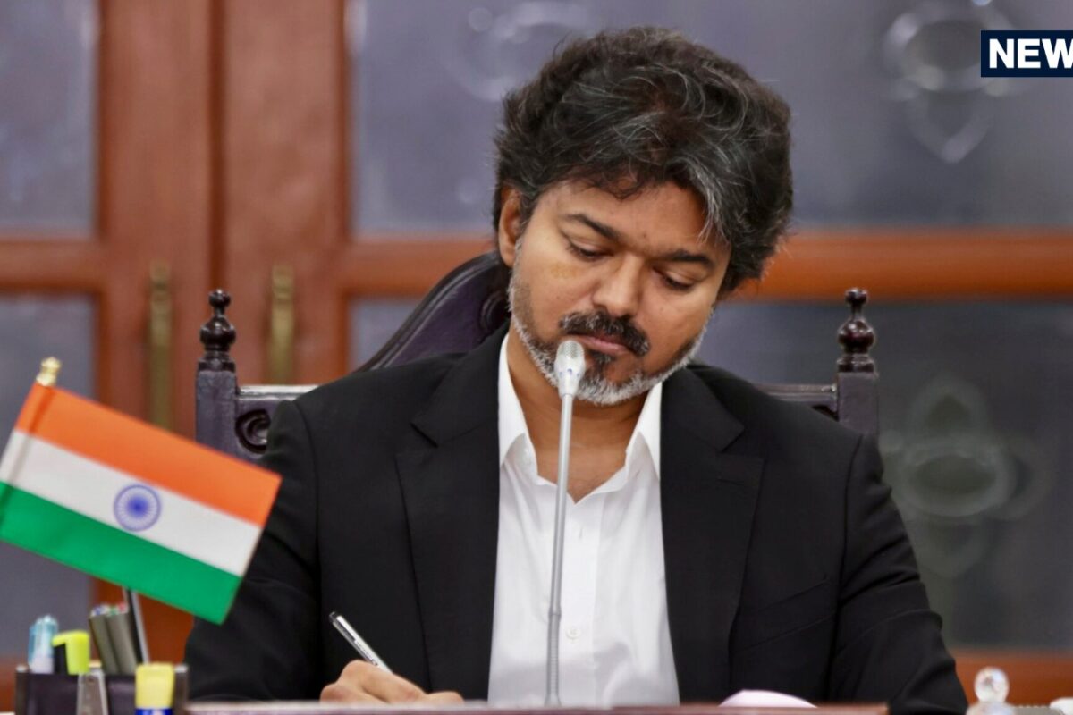 कैबिनेट मीटिंग में घुसे बाहरी लोग DMK ने की शिकायत कौन हैं वो 5 चेहरे जो तमिलनाडु सीएम विजय के सबसे खास