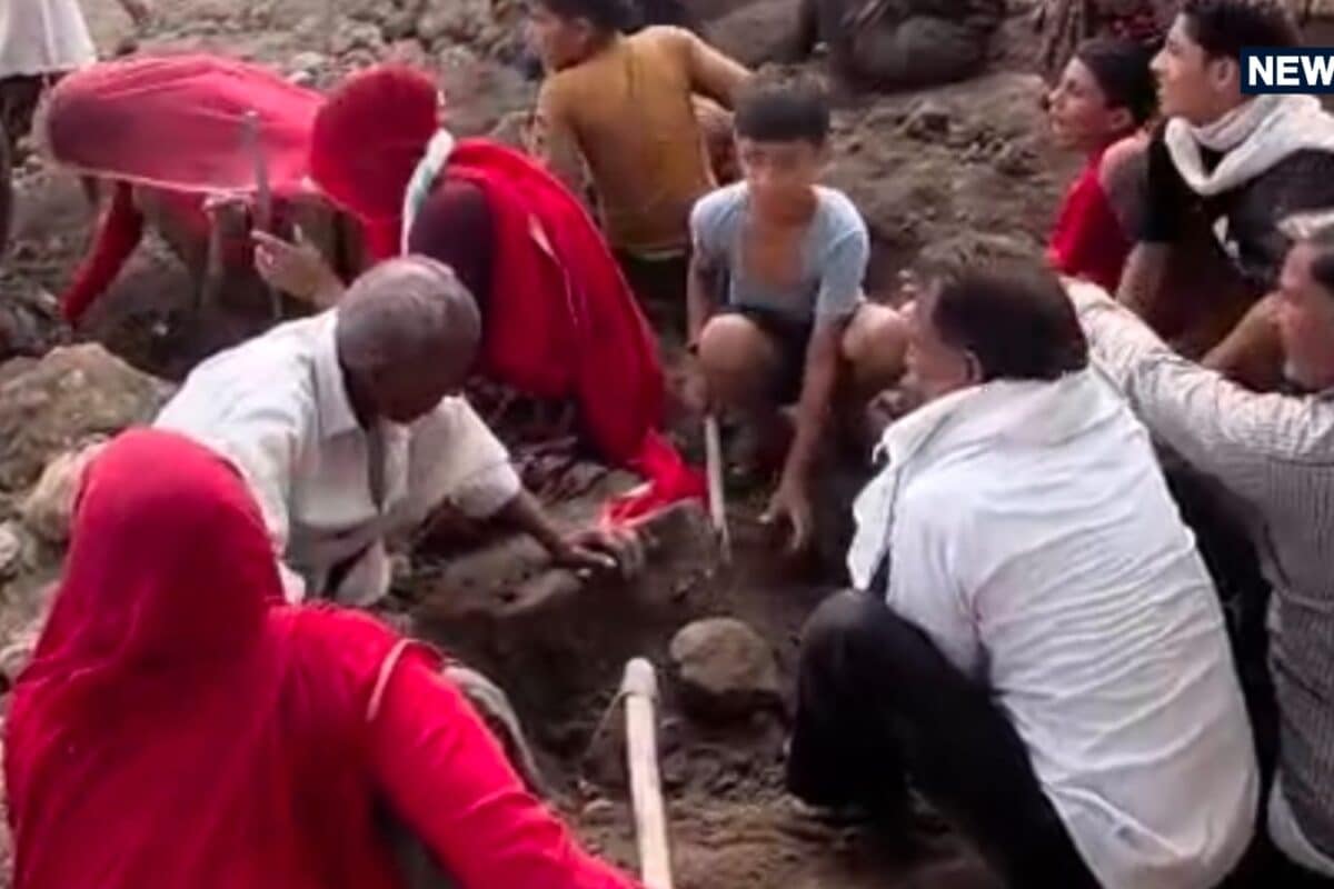 जयपुर में जमीन से निकले चांदी के सिक्के, रातभर टॉर्च लेकर खजाना खोजते रहे ग्रामीण, वीडियो वायरल