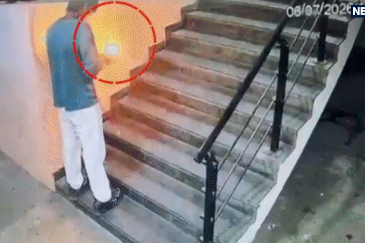Agra News: आगरा के मॉल में जब फटा बम, मच गई भगदड़, CCTV में कैद हुए चार बच्चे, मजे के लिए फोड़ा था सुतली बम