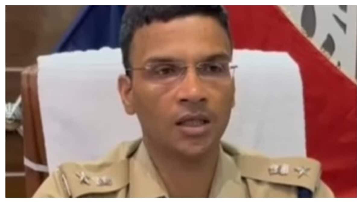 मेरठ SSP ने बताया, क्यों पुलिस वैन में घुसकर दलित ललिता गौतम केस के प्रदर्शनकारी को पीटा मेरठ SSP ने बताया, क्यों पुलिस वैन में घुसकर दलित ललिता गौतम केस के प्रदर्शनकारी को पीटा