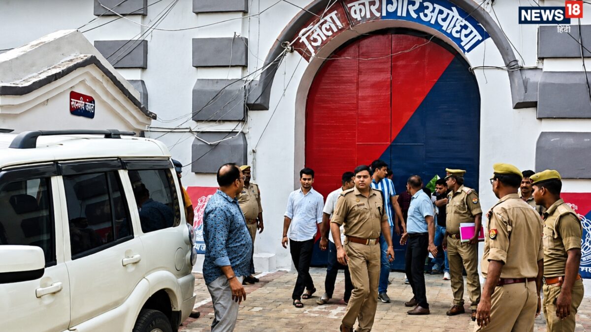 Ram Mandir News Live: 120 मिनट, बंद कमरा… चंपत राय ने खोल दिए सारे राज! ट्रस्ट के किस सदस्य की थी चोरी में भूमिका Ram Mandir News Live: 120 मिनट, बंद कमरा… चंपत राय ने खोल दिए सारे राज! ट्रस्ट के किस सदस्य की थी चोरी में भूमिका