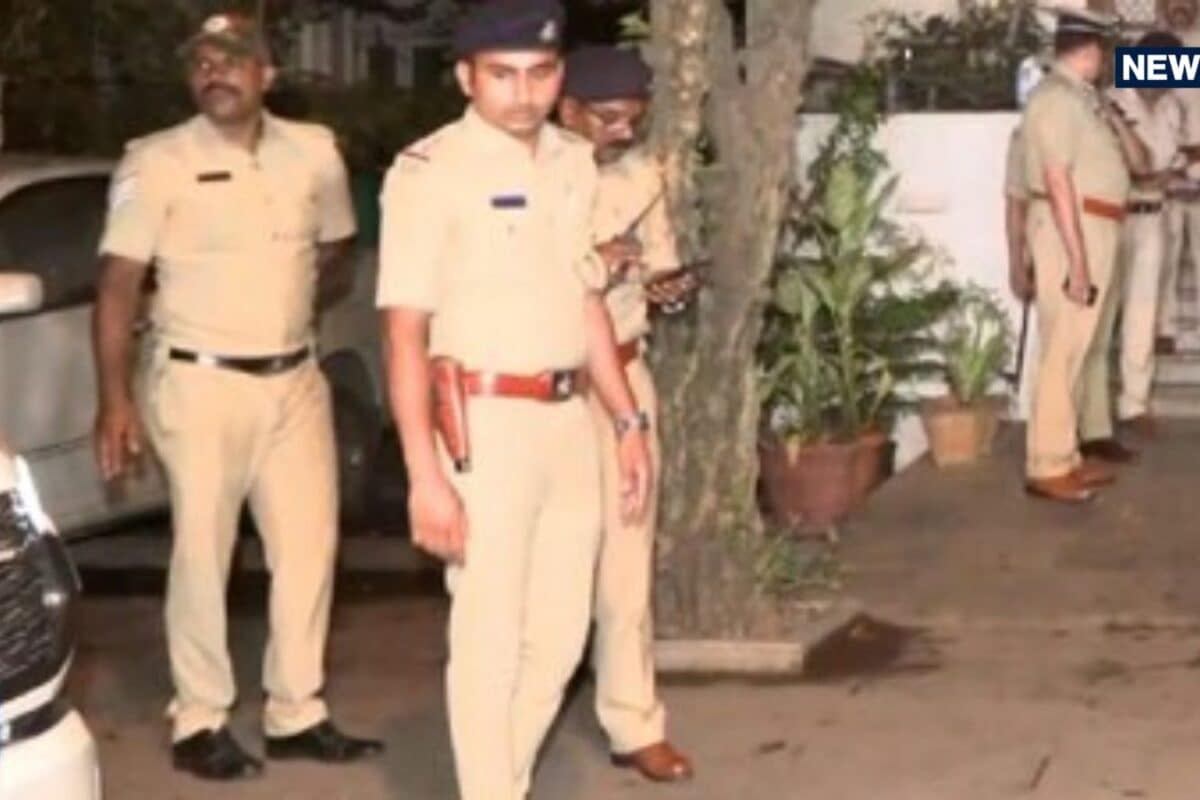 घर में अकेले थी महिला जबरन घुसा डिलिवरी एजेंट टॉयलेट इस्तेमाल किया फिर की गंदी हरकत