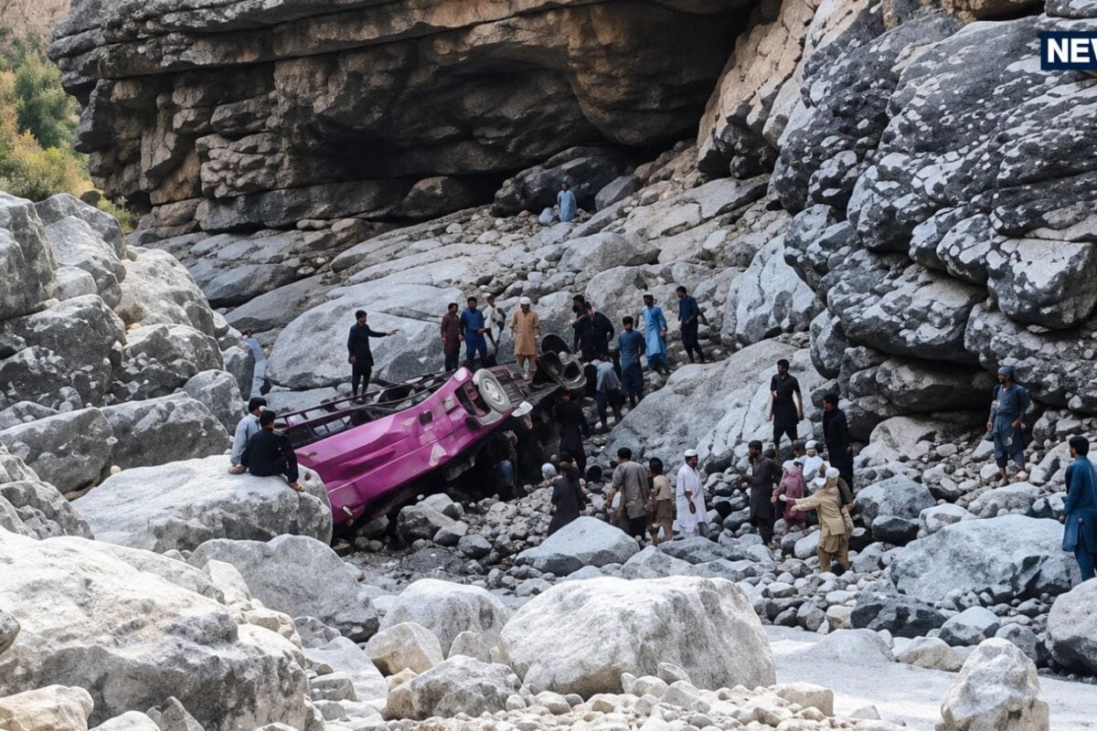 पाकिस्तान में दर्दनाक हादसा, खाई में गिरी ओवरलोडेड बस, 40 की मौके पर ही मौत