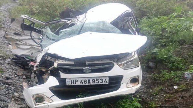 हिमाचल में भारी बारिश के बीच खाई में गिरी कार, बच्चे समेत 5 लोगों की मौत