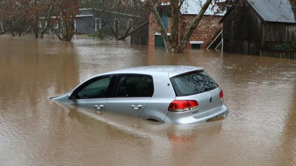 Car or bike drowned in flood? If you want full insurance money then do this work immediately