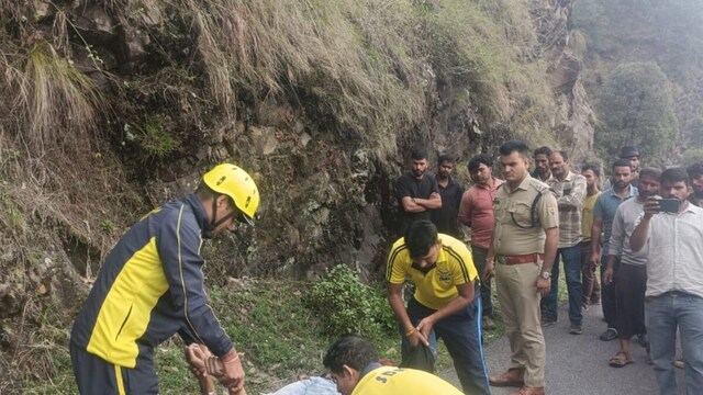 चकराता घूमने जा रहे थे, गहरी खाई में गिरी कार, मची चीख-पुकार, 2 की मौत