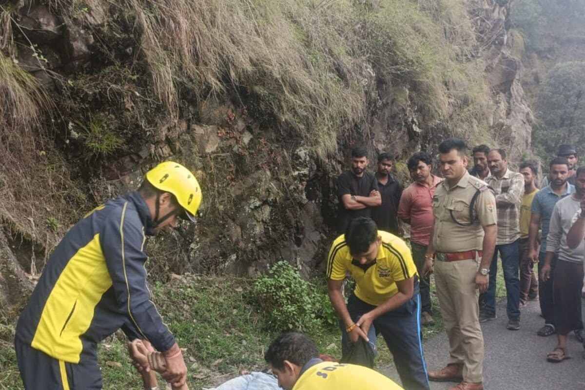 चकराता घूमने जा रहे थे, रास्ते में आ गया काल! गहरी खाई में गिरी कार, मची चीख-पुकार, 2 की मौत