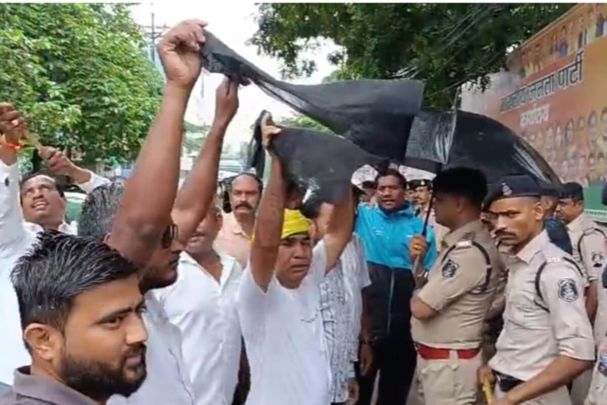 रायपुर में बीजेपी-कांग्रेस के कार्यकर्ता भिड़े, 16 पुलिसकर्मी घायल, चली वाटर कैनन और आंसू गैस के गोले