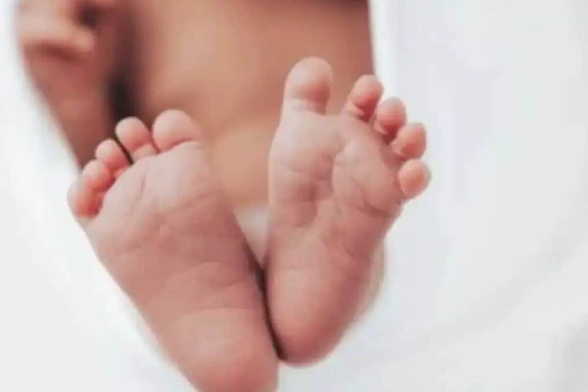क्रूरता: मां ने मारी लात बाप ने उठाकर जमीन पर पटका मार डाली 11 महीने की मासूम