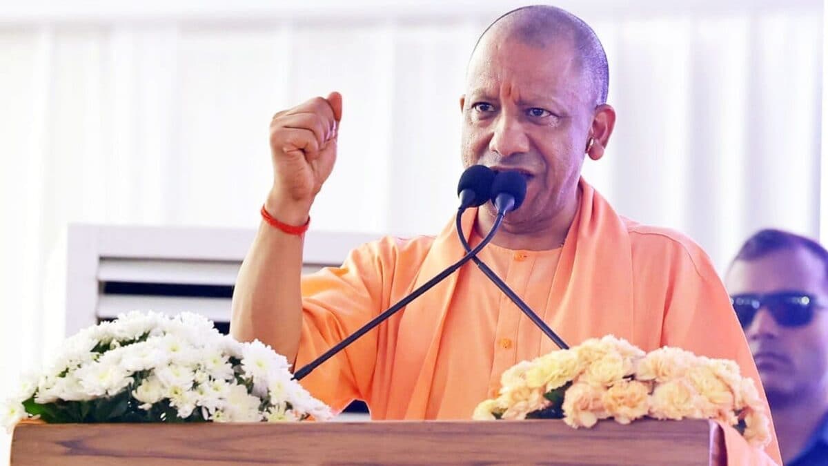 दूधेश्वरनाथ महादेव के दरबार में CM योगी, शिवलिंग पर चढ़ाया जल-दूध, की विशेष पूजा दूधेश्वरनाथ महादेव के दरबार में CM योगी, शिवलिंग पर चढ़ाया जल-दूध, की विशेष पूजा