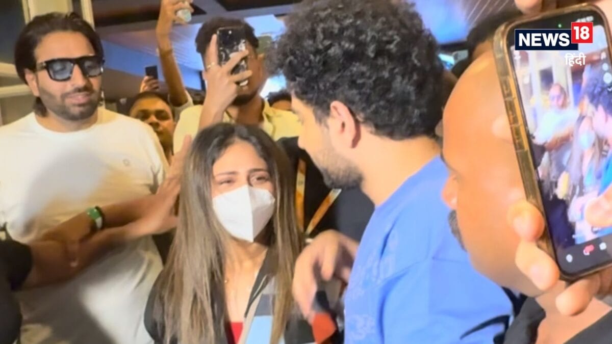 मिस्ट्री गर्ल संग दिखे समय रैना, हाथ थाम भीड़ से बचाते आए नजर, देखें VIDEO मिस्ट्री गर्ल संग दिखे समय रैना, हाथ थाम भीड़ से बचाते आए नजर, देखें VIDEO
