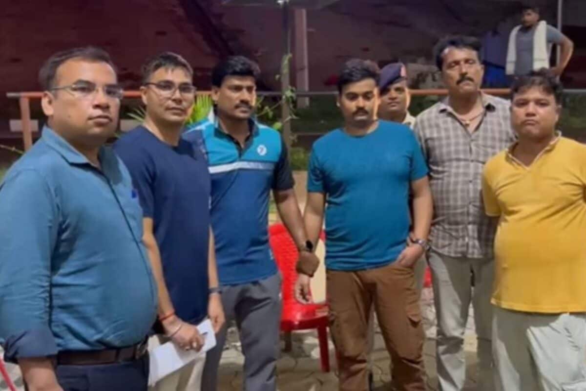 बिहार: हर सप्ताह हफ्ता मांगा करता था दारोगा पीड़ित ने की शिकायत तो विजिलेंस टीम ने थाना परिसर में ही दबोच लिया