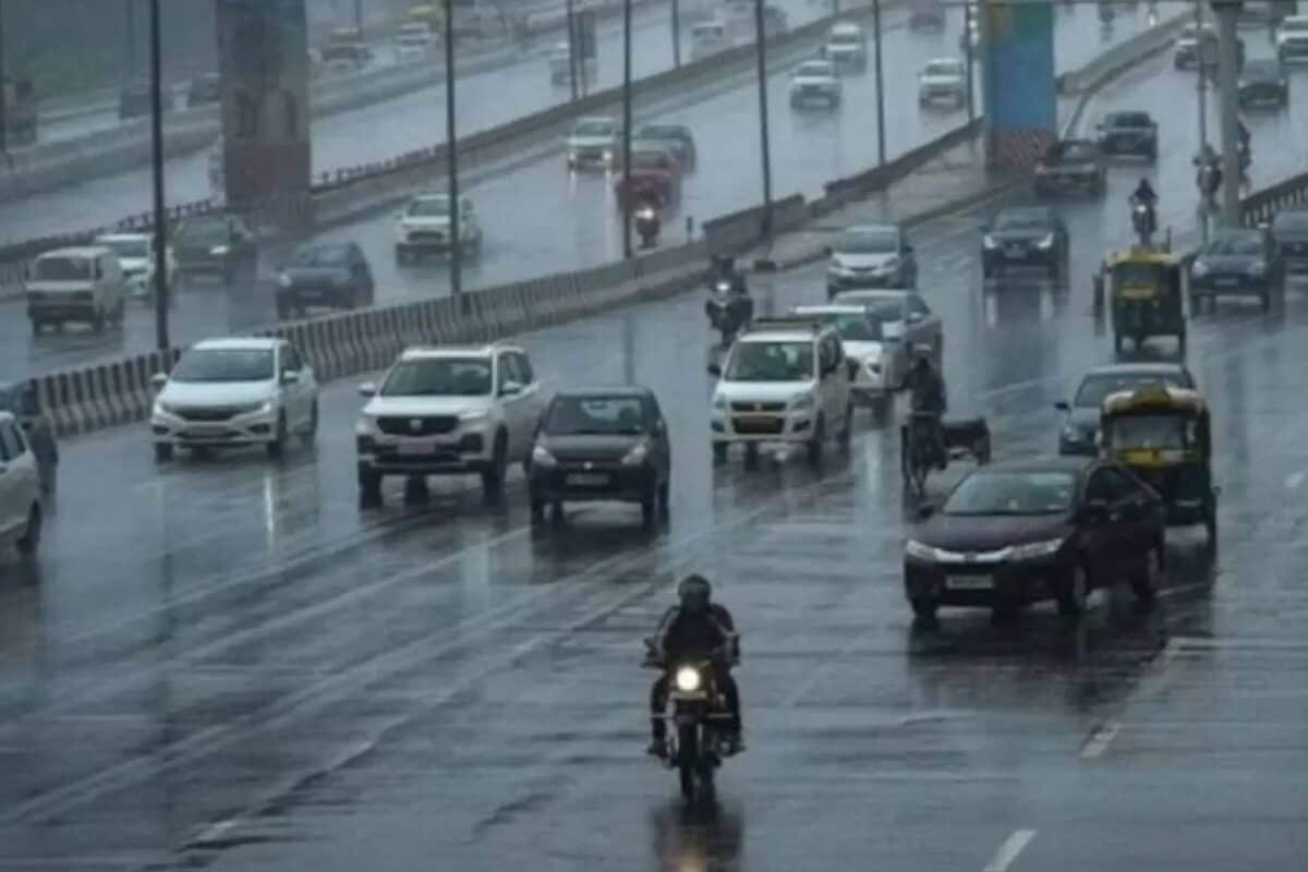 दिन में हो गई रात होने लगी झमाझम बरसात द‍िल्‍ली-एनसीआर में मॉनसून का स्‍वागत है