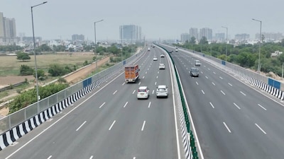 दिल्ली मुंबई एक्सप्रेसवे का सराय काले खां वाला एक्जिट किया बंद. बारापूला फ्लाईओवर फेज 3 के उद्घाटन तक ये लागू किया गया है.