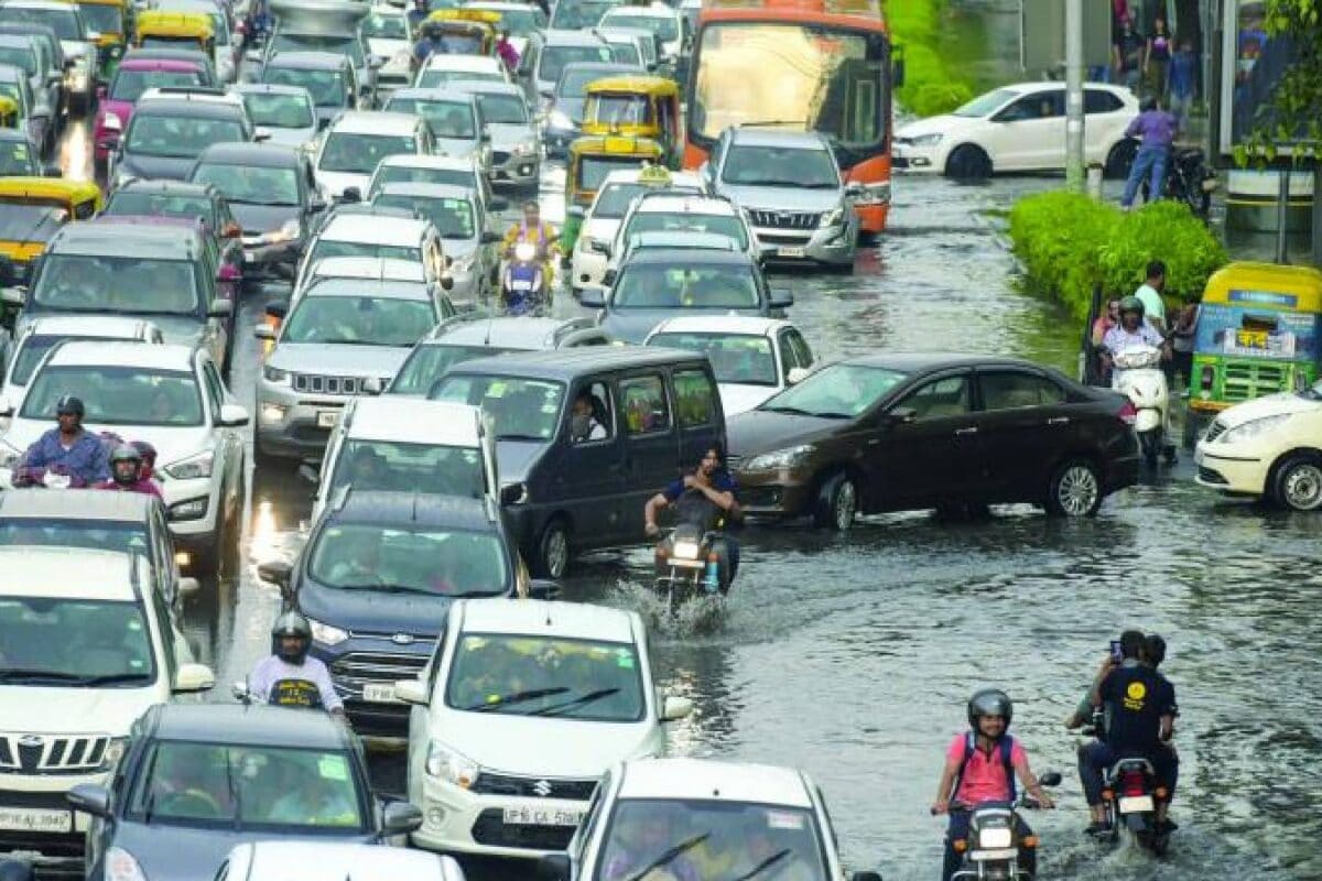 दिल्ली-NCR में झूमकर आया मॉनसून सड़कें सराबोर ट्रैफिक स्लो इस पूरे हफ्ते के लिए IMD की चेतावनी