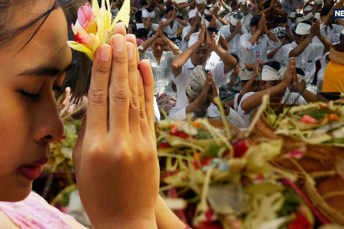 90% मुस्लिम आबादी वाला देश, फिर भी आजाद हैं हिंदू, राष्ट्रीय ग्रंथ जैसे हैं रामायण-महाभारत