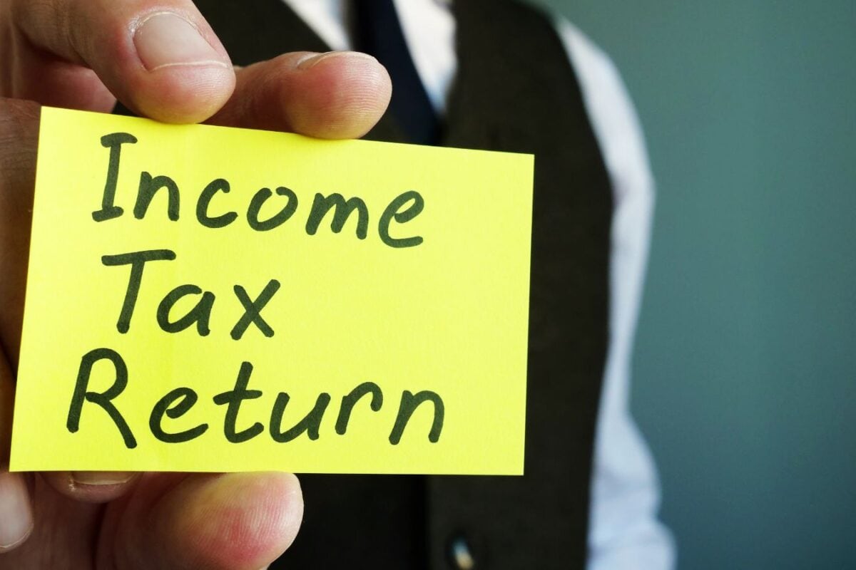 Income Tax Update : आईटीआर के लिए बचे हैं बस कुछ ही घंटे जल्दबाजी में 2 चीजें कतई मत भूलना टैक्स भी देना होगा और जुर्माना भी