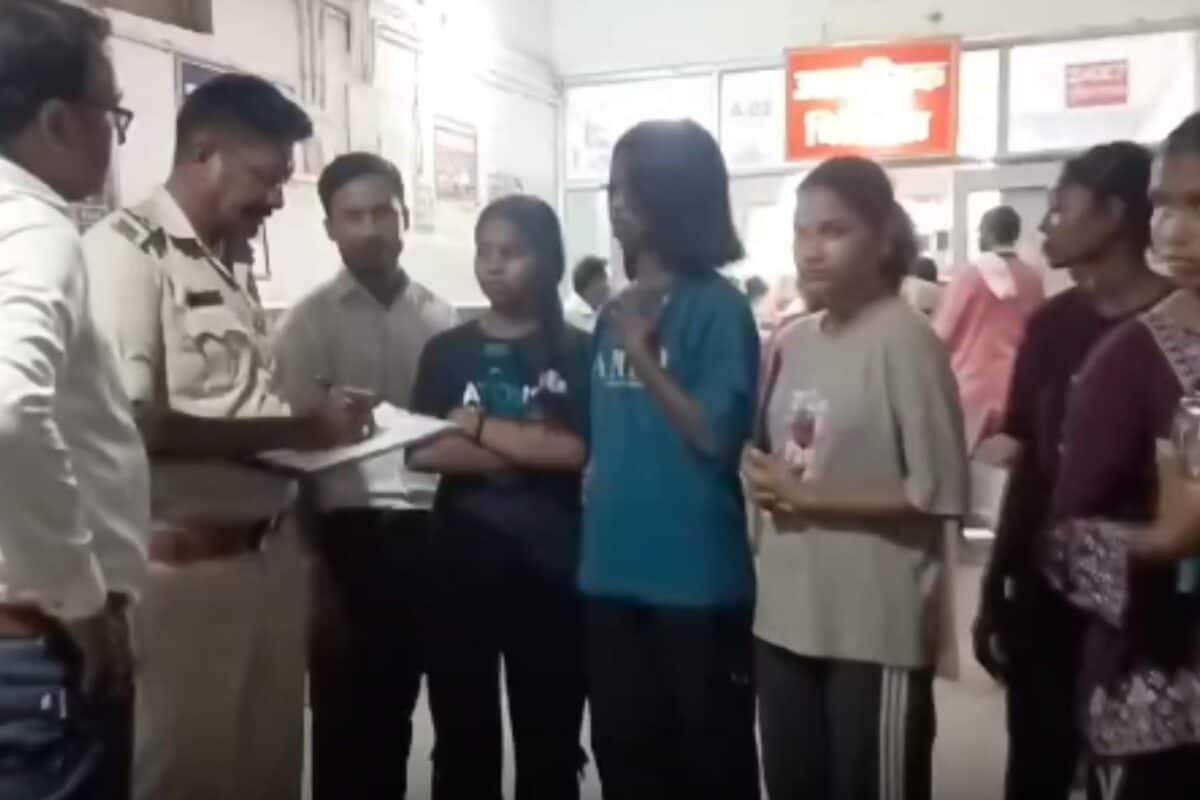Katni News: पेट दर्द और सांस लेने में तकलीफ, स्कूल में अचानक बिगड़ी 12 छात्राओं की तबीयत; मची अफरा-तफरी