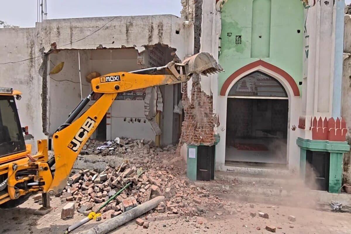हरियाणा के कुरुक्षेत्र में मंदिर के पुजारी पर जानलेवा हमले के आरोपी पंकज के घर पर चला बुलडोजर, टांग तोड़कर मफलर डालकर घसीटा था