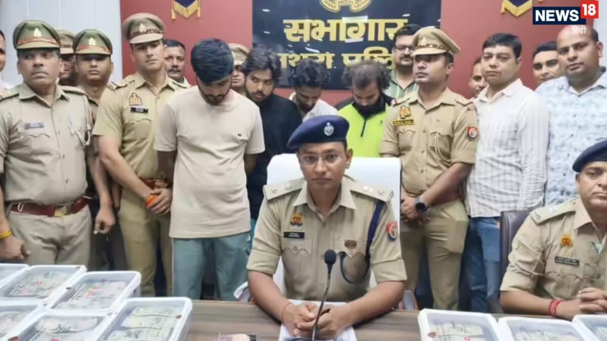 प्रेमानंद महाराज के भक्त के घर पर 2.9 करोड़ रुपये की चोरी, पुलिस ने बरामद किए कैश, चोरों ने की थी मौज-मस्ती प्रेमानंद महाराज के भक्त के घर पर 2.9 करोड़ रुपये की चोरी, पुलिस ने बरामद किए कैश, चोरों ने की थी मौज-मस्ती