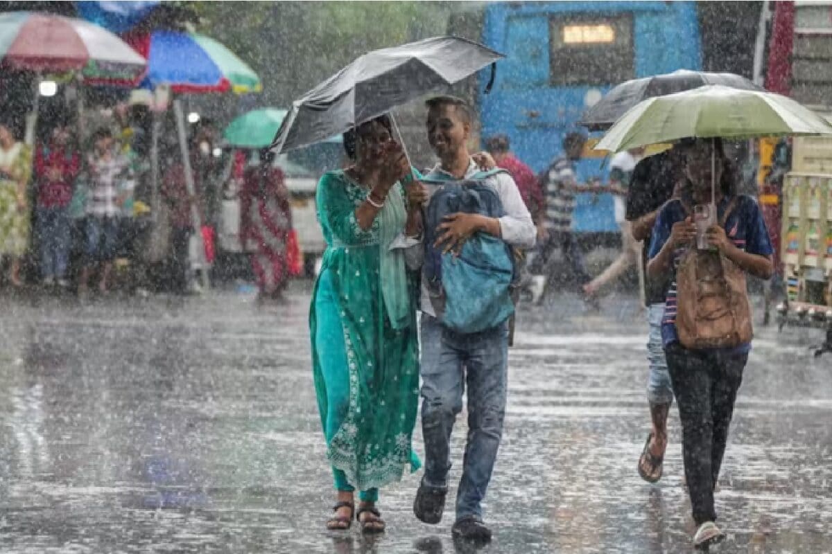 बंगाल की खाड़ी का बवंडर हुआ शांत, यूपी के 55 जिलों में भारी बारिश, 15 में IMD का रेड अलर्ट