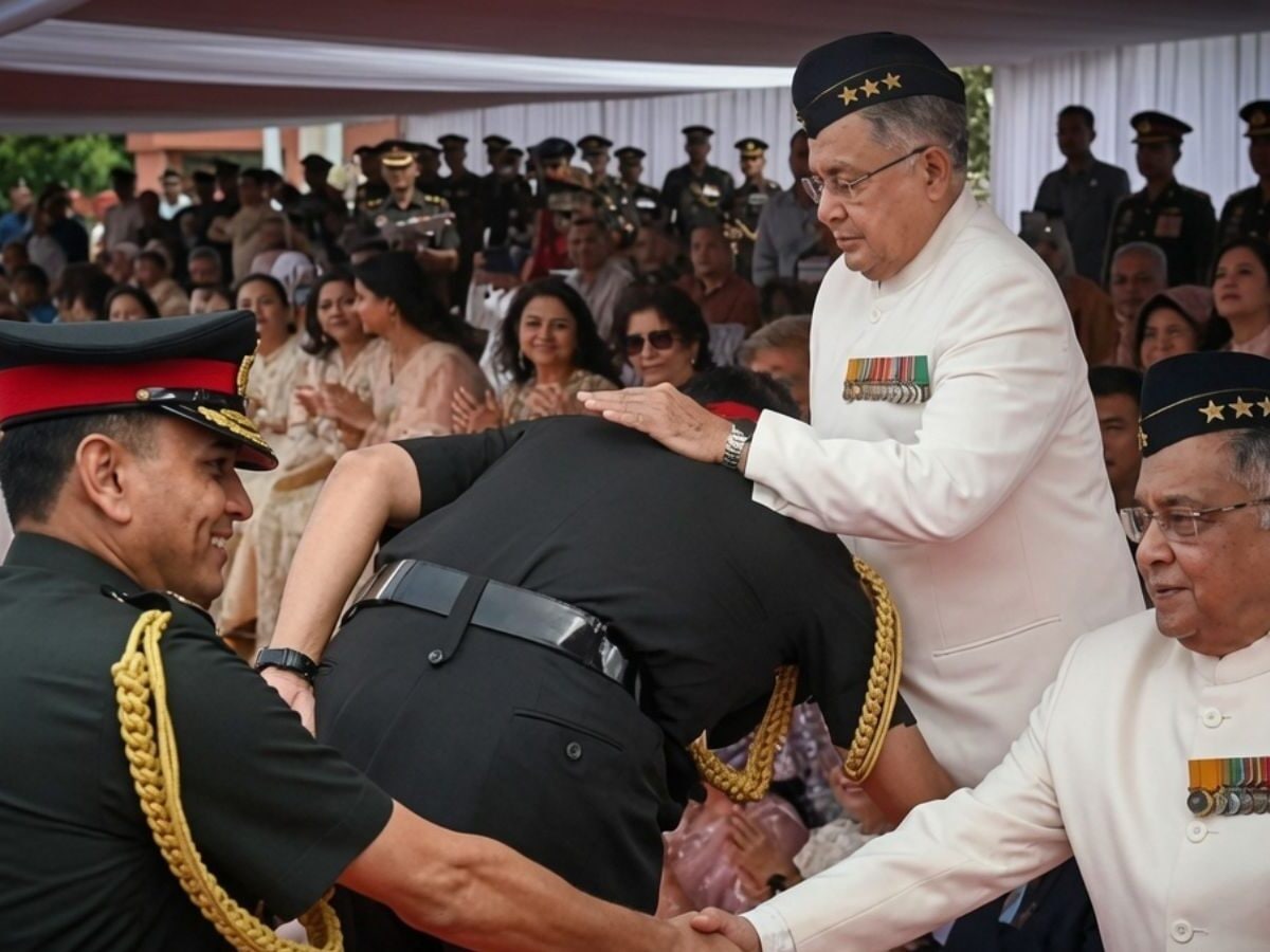 New Army Chief General Dhiraj Seth: पहले सैल्यूट, फिर पिता के छुए पैर, नए आर्मी चीफ जनरल धीरज सेठ ने ऐसे संभाली कमान - News18 हिंदी