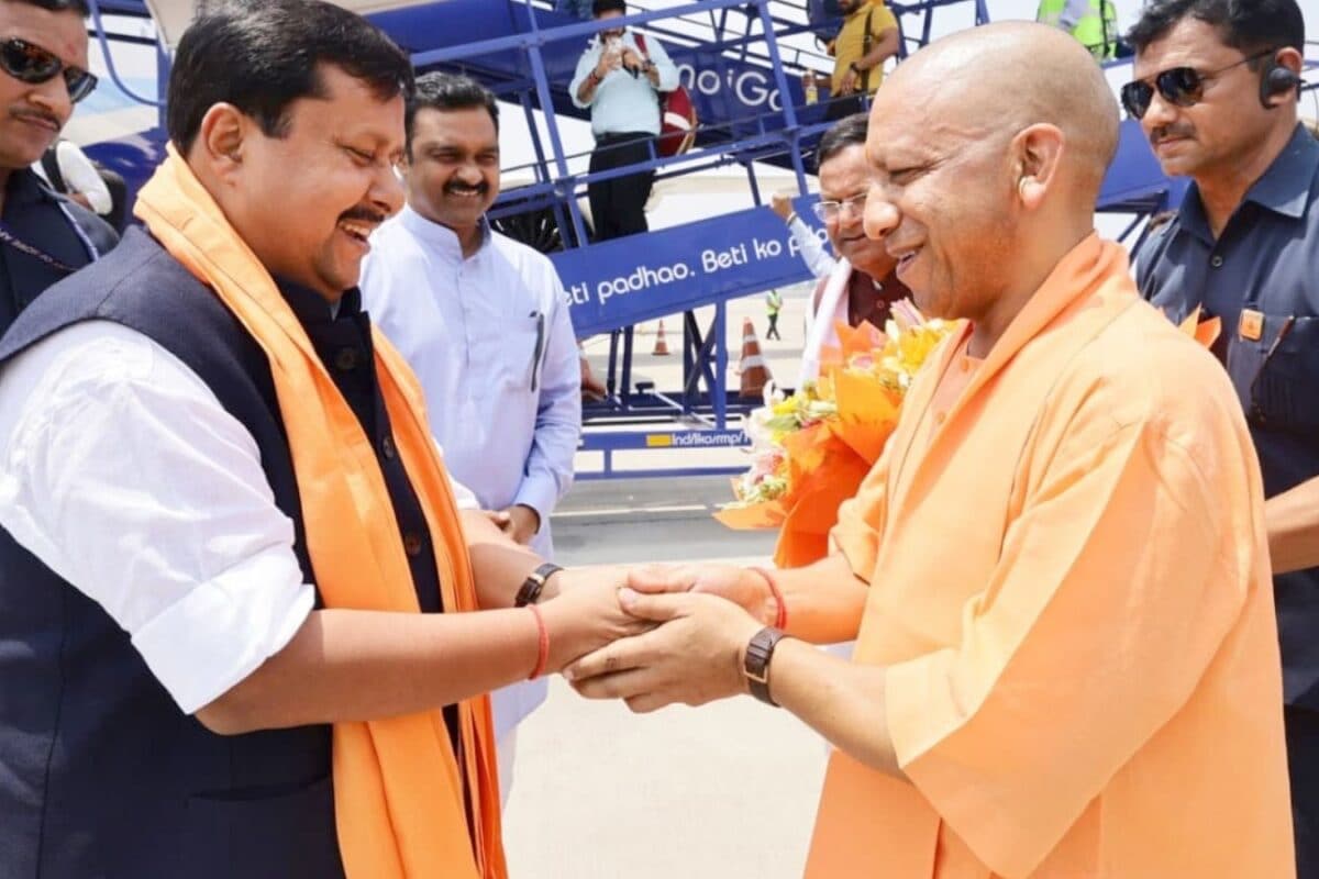 गले में भगवा पट्टा और मंद-मंद मुस्कान अयोध्या कांड के बाद योगी-नितिन की मुलाकात के मायने क्या हैं