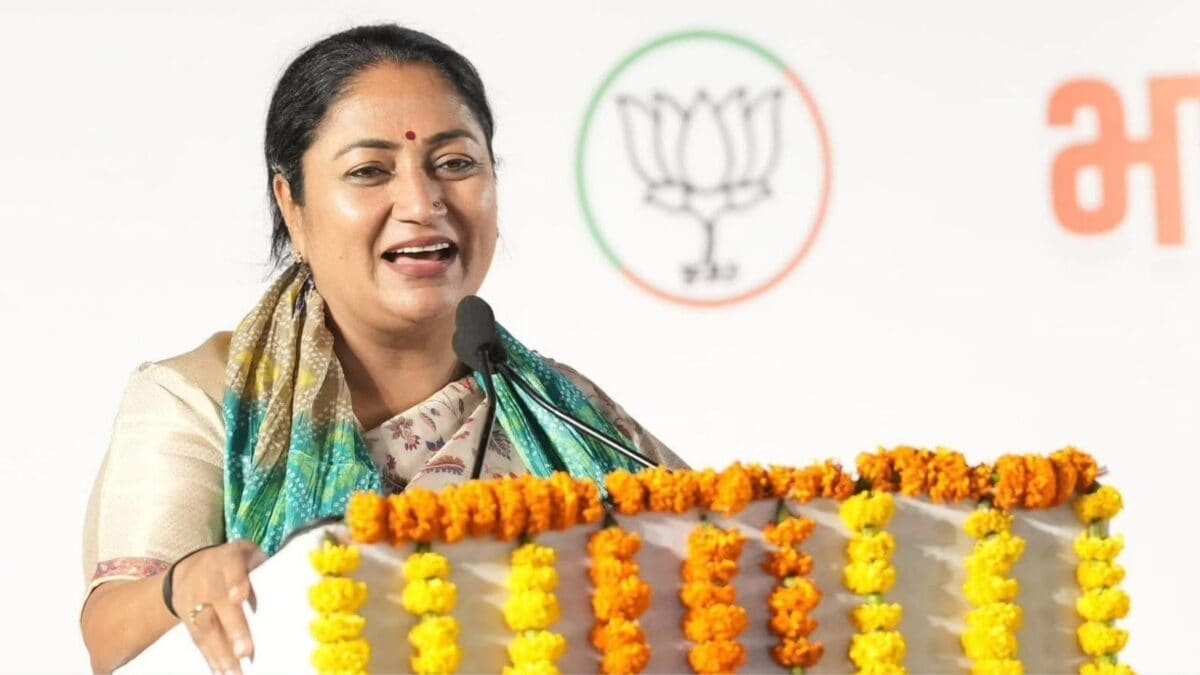 दिल्ली की मुख्यमंत्री रेखा गुप्ता को SIR का नोटिस, सत्यापन के बाद एंट्री वैध