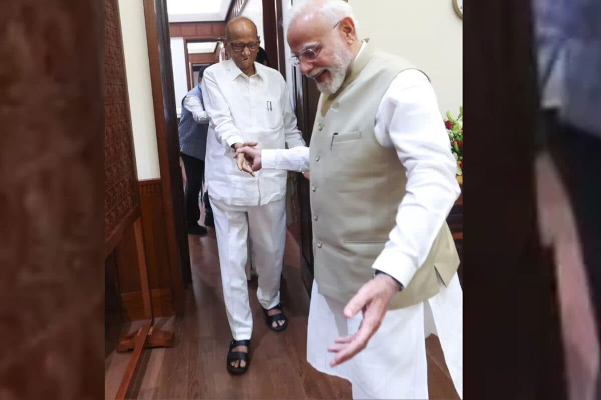 पीएम मोदी के हाथ में शरद पवार का हाथ और चेहरे पर मुस्‍कान इंड‍िया गठबंधन का हाथ कमजोर कर देगी ये फोटो