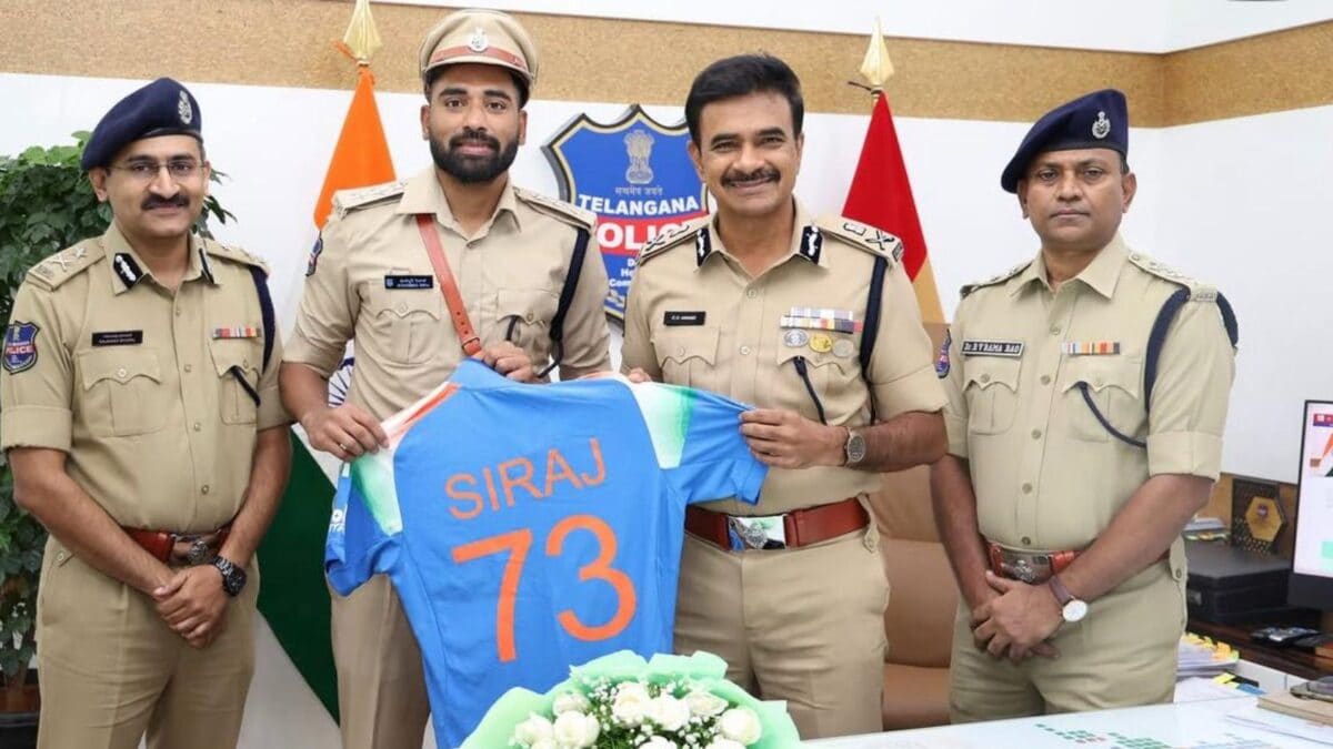 ‘DSP मोहम्मद सिराज रिपोर्टिंग फॉर ड्यूटी’, मियां भाई ने संभाली पुलिस की कुर्सी, पहली बार वर्दी में आए नजर ‘DSP मोहम्मद सिराज रिपोर्टिंग फॉर ड्यूटी’, मियां भाई ने संभाली पुलिस की कुर्सी, पहली बार वर्दी में आए नजर