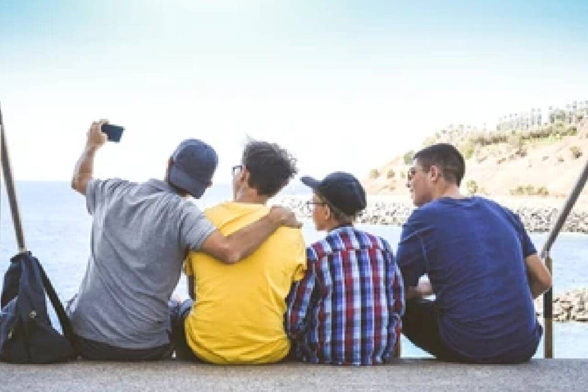 सेल्फी का जुनून लाया मौत! तीन दोस्तों की एक साथ खत्म हो गई जिंदगी