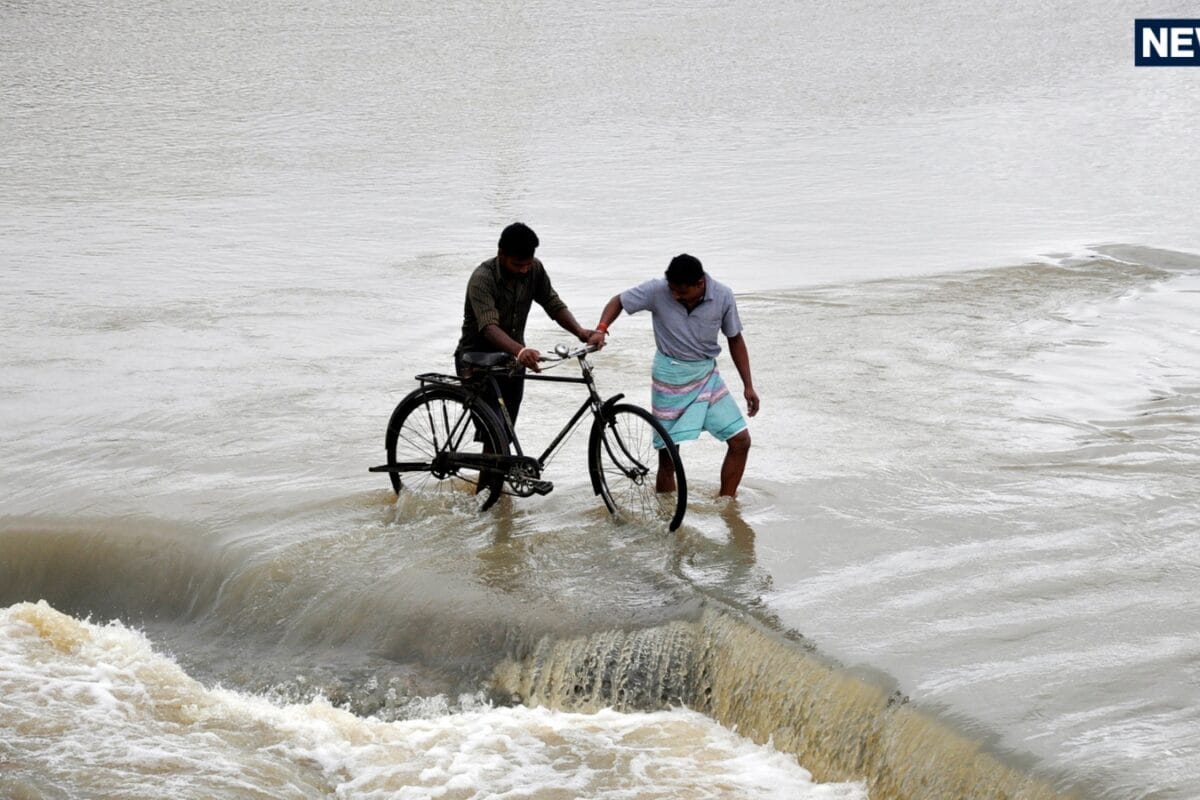 Aaj Ka Mausam: बंगाल की खाड़ी में फिर उठा बवंडर आज दिखाएगा अपना रंग यहां तूफानी हवा और बारिश का रेड अलर्ट
