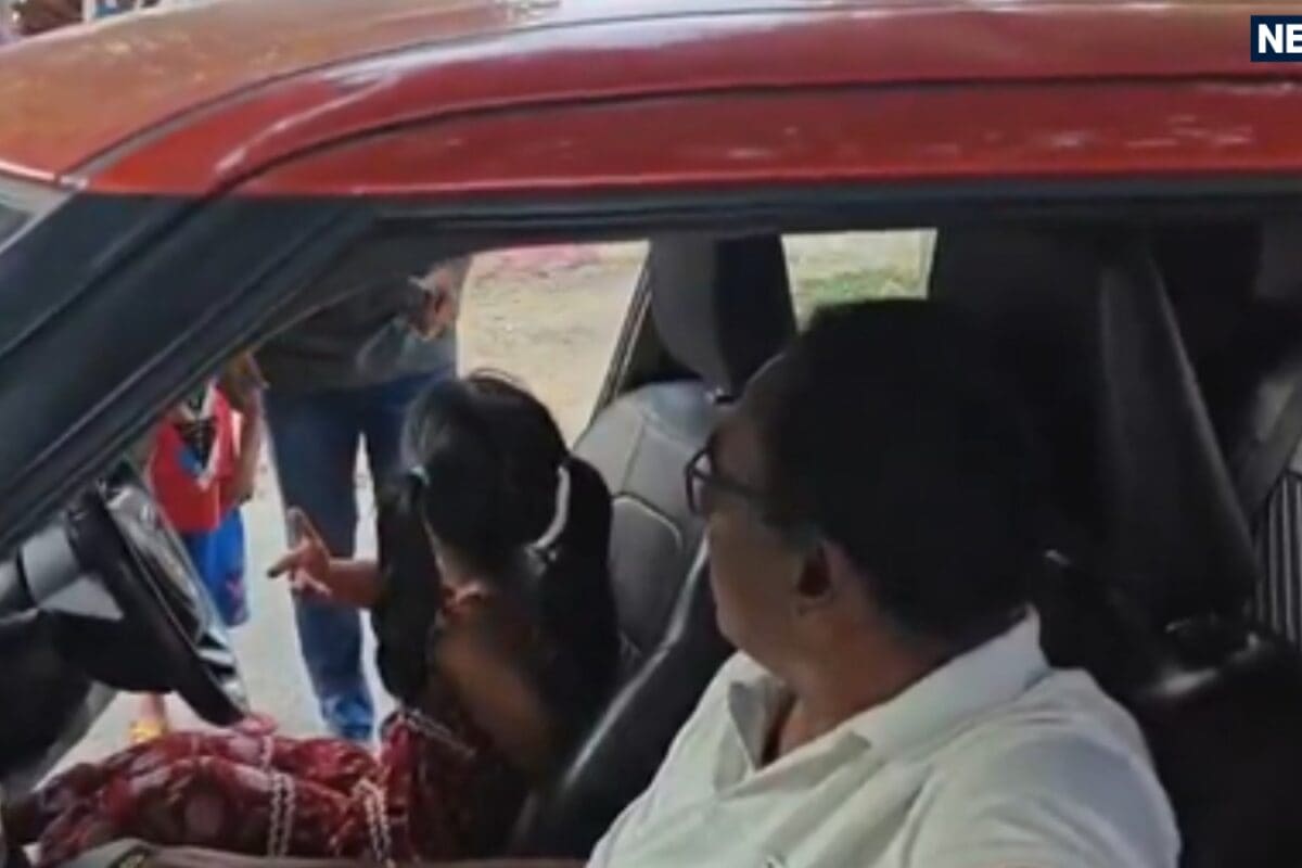 दारोगा साहब ने पोती के हाथ में थमा दी कार की स्‍टीयरिंग फिर जो हुआ SI ने सपने में भी नहीं सोचा होगा