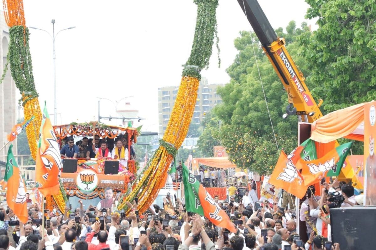 यूपी चुनाव 2027 के मिशन पर नितिन नवीन रोड शो में तलवार बुलडोजर और मुस्लिम महिलाओं की मौजूदगी के क्या हैं मायने