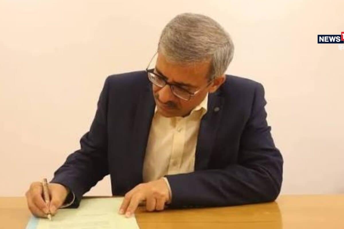 शिक्षा सचिव विनीत जोशी को हटाना क्यों अहम क्या NEET पेपर लीक में तय हुई जवाबदेही पढ़िए फैसले की इनसाइड स्टोरी