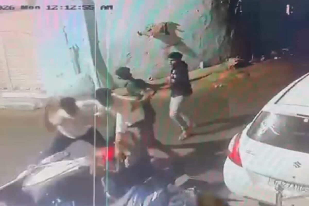 अहमदाबाद में 4 बदमाशों ने चाकू से किया जानलेवा हमला खौफनाक मंजर CCTV में कैद कानून का खौफ खत्म