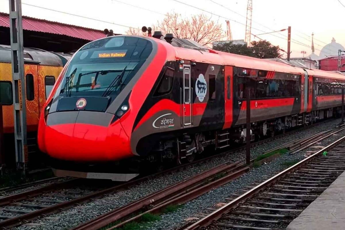 वंदे भारत में पैसेंजर को मिला कच्चा पराठा, तुरंत हरकत में आया रेलवे, केटरिंग कंपनी पर ठोका जुर्माना