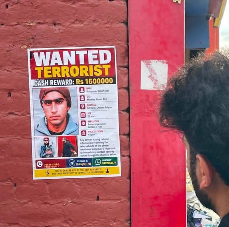 कुलगाम में आतंकियों पर कसा शिकंजा पूरे शहर में चस्पा हुए पोस्टर आतंकी लतीफ पर 15 लाख का इनाम